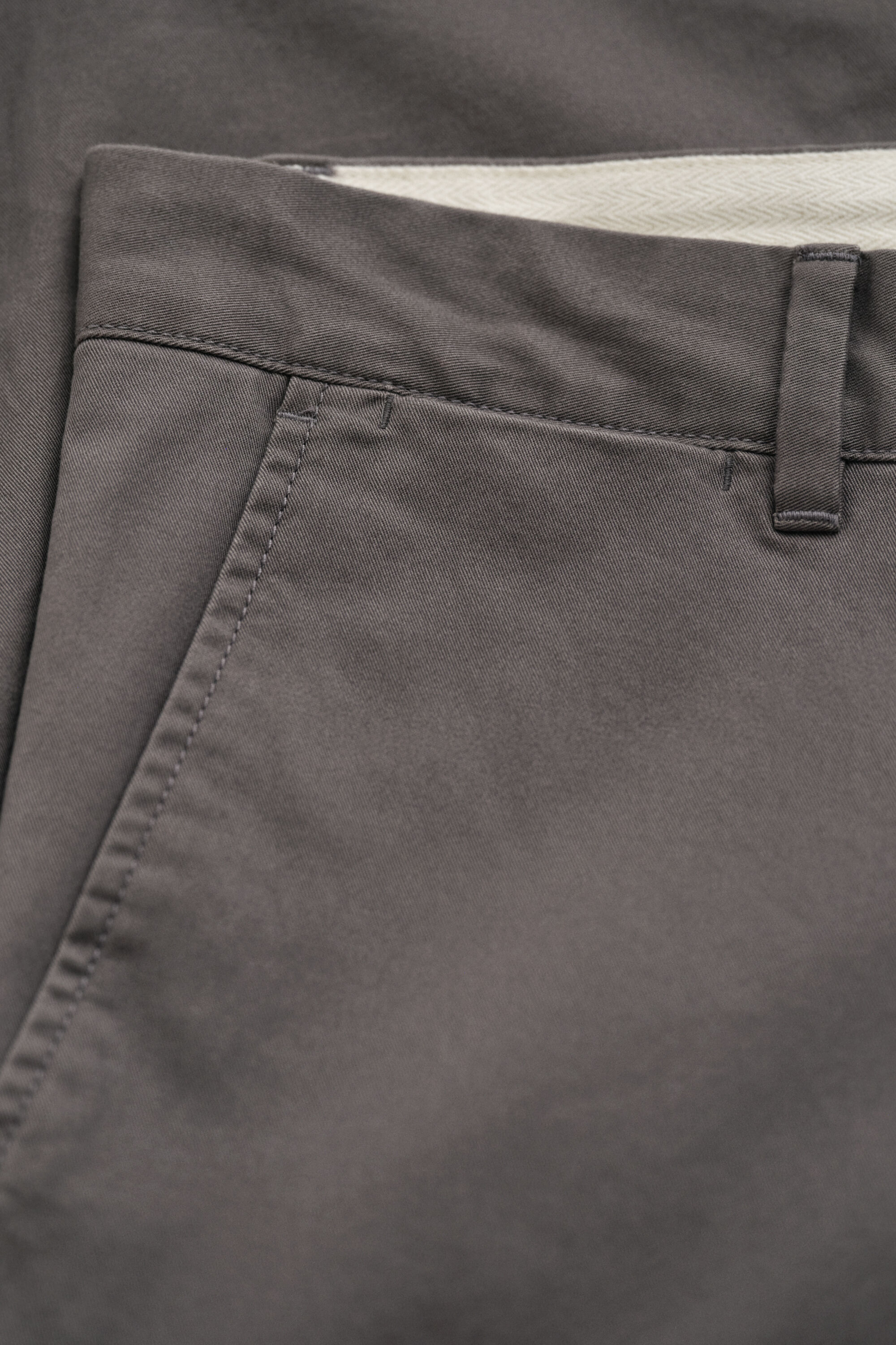 Slim fit ‑mitoitetut klassiset chinot