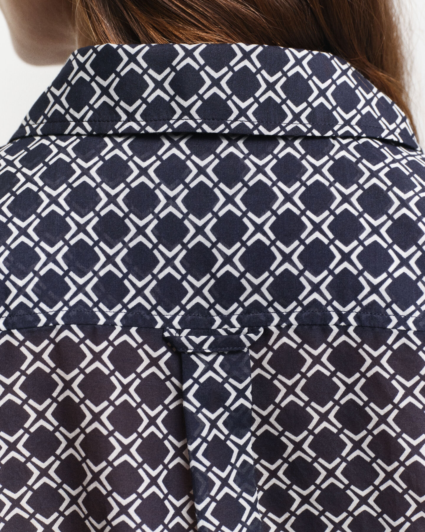 Relaxed fit ‑mitoitettu Geometric-puuvilla-silkkipaita