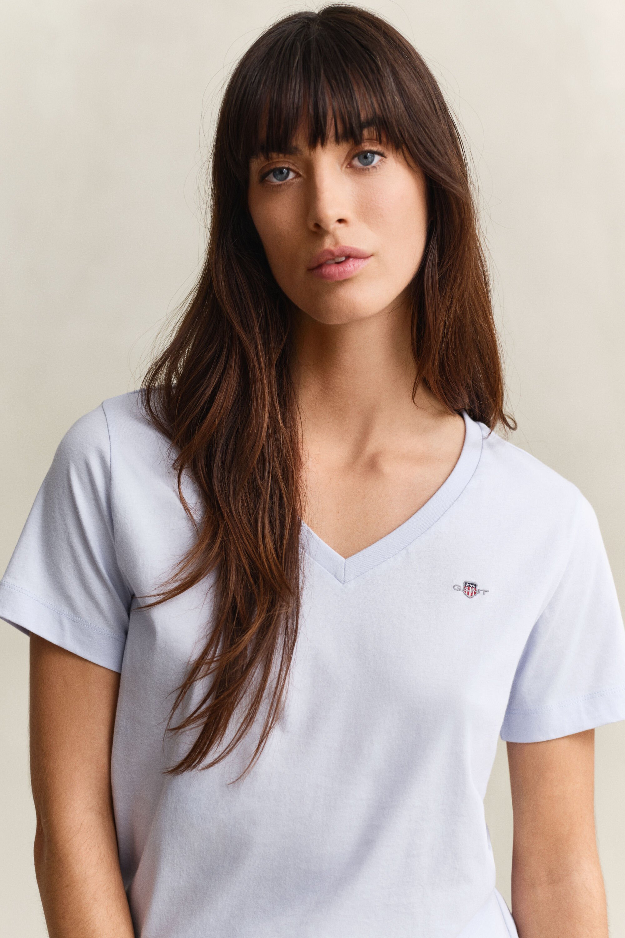 Shield-t‑paita, jossa v-pääntie