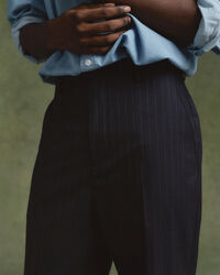 Relaxed fit ‑mitoitetut liituraidalliset puvunhousut