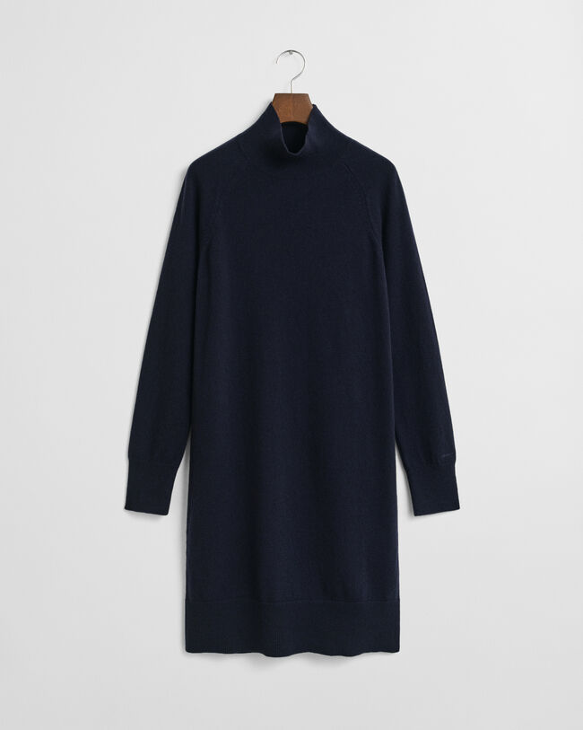 Karitsanvillainen neulemekko