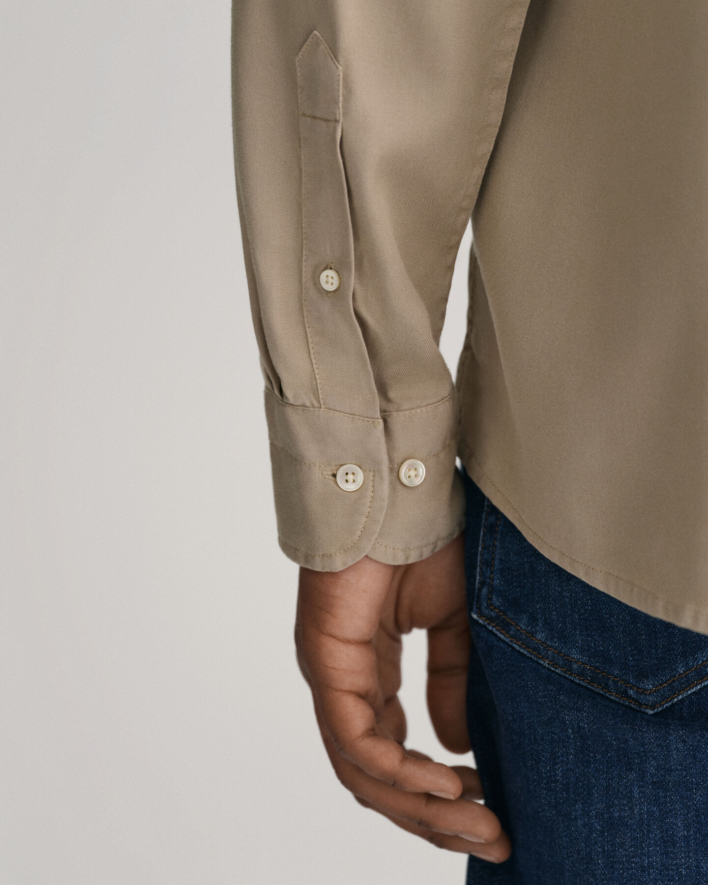 Regular fit ‑mitoitettu valmiina v&auml;rj&auml;tty lyosellipaita