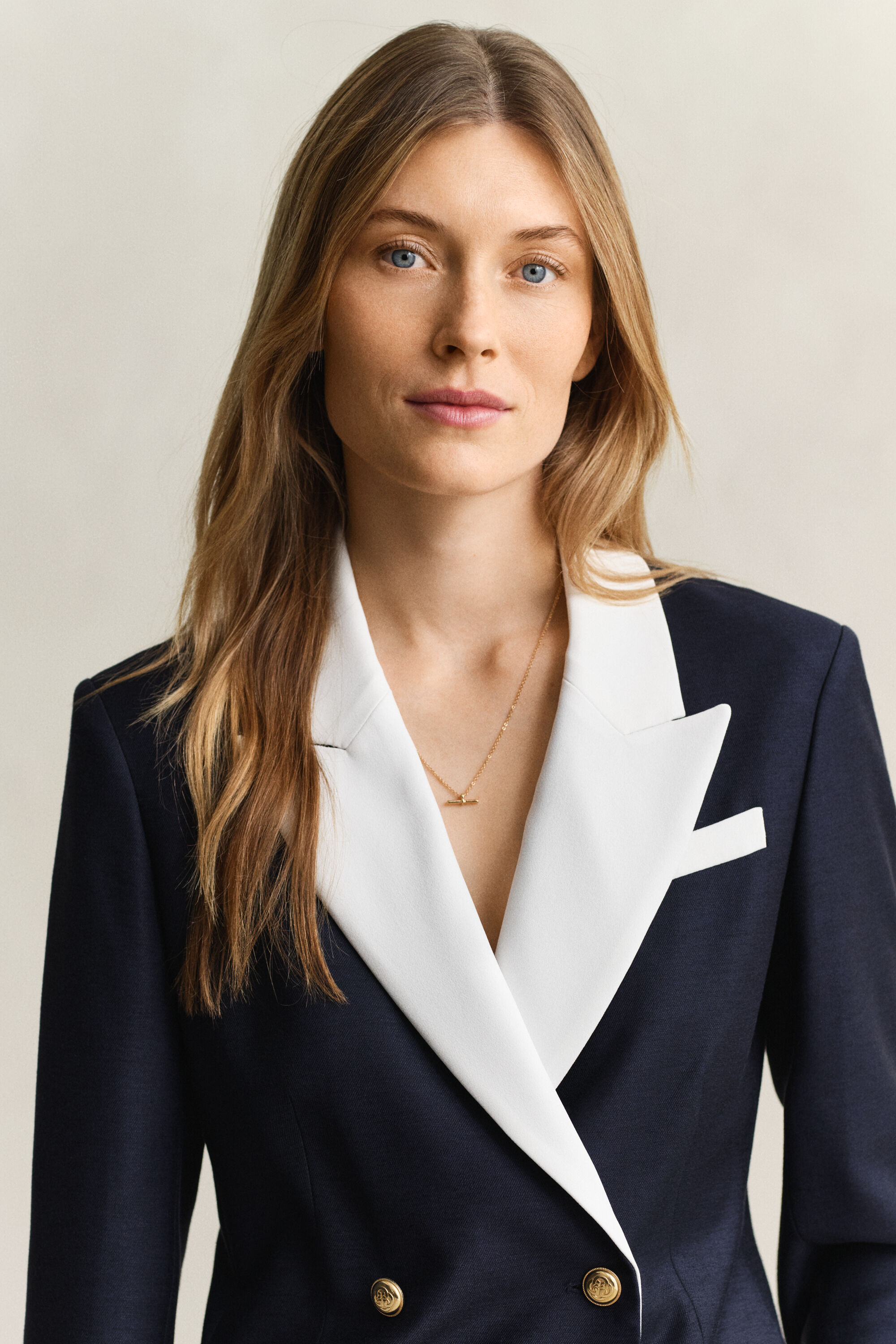 Kontrastivärinen klubitakki