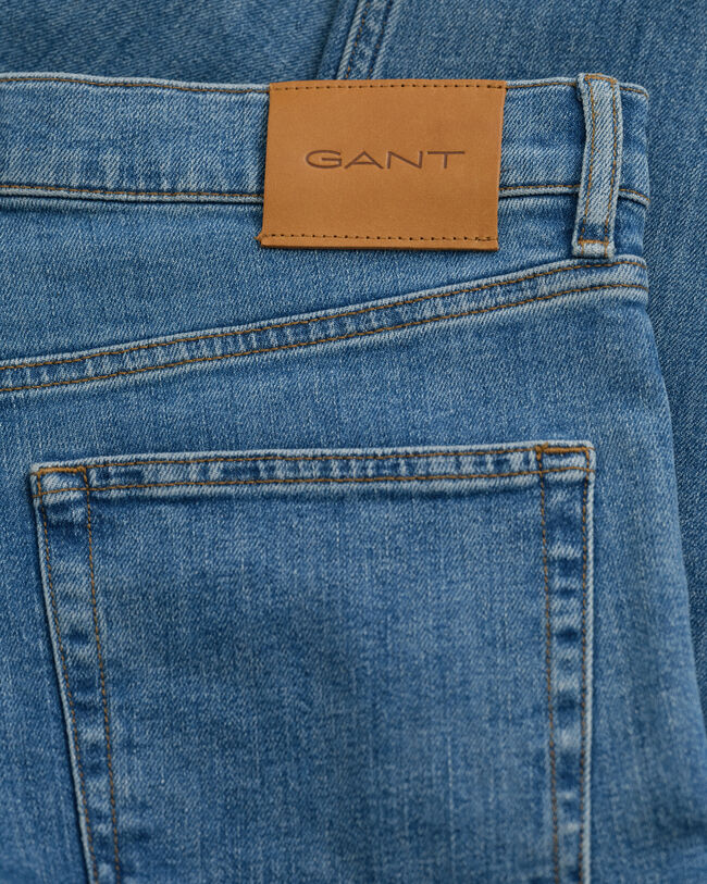 Slim fit ‑mitoitetut Clean Wash ‑farkut