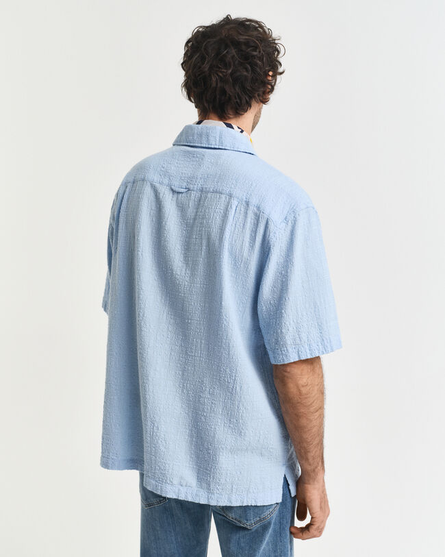 Väljästi mitoitettu lyhythihainen kohopintainen paita