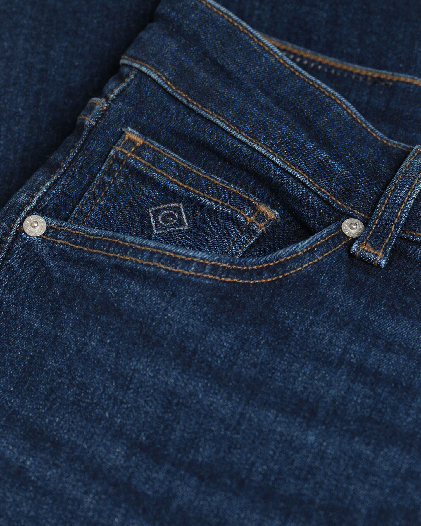 Slim fit ‑mitoitetut nilkkapituiset Farla-farkut