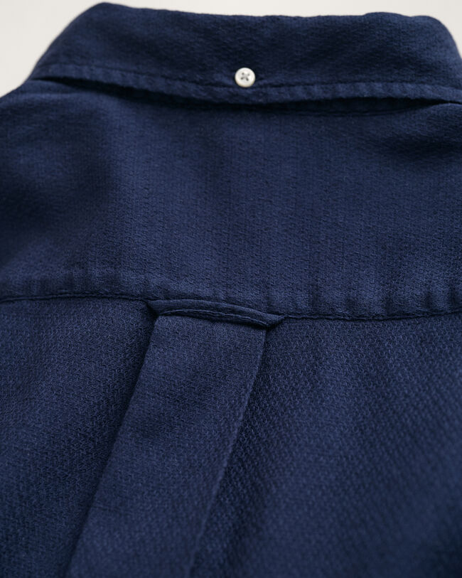 Regular&nbsp;fit ‑mitoitettu kohopintainen puuvilla-pellavapaita