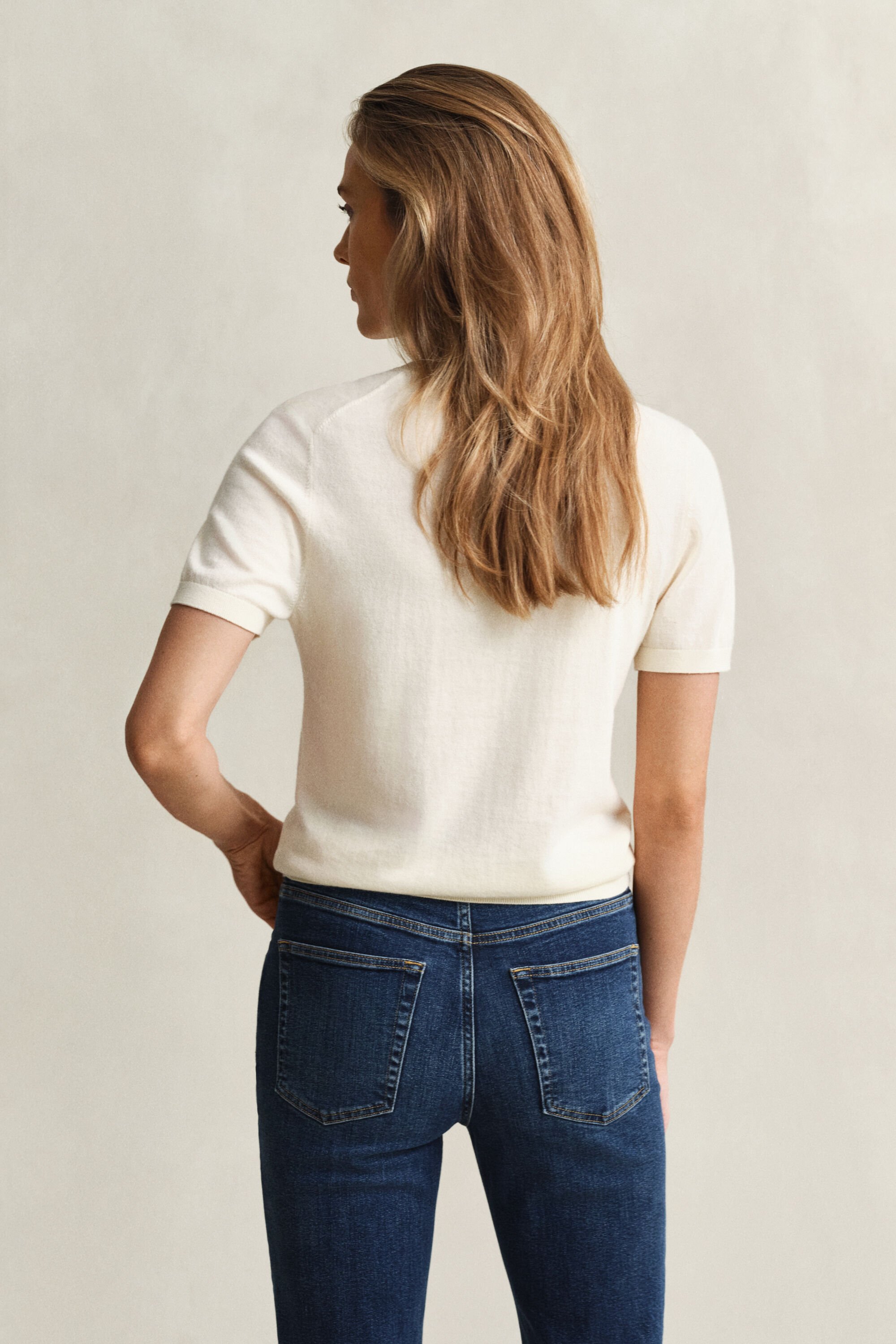 Kevyt lyhythihainen neulepusero, pyöreä pääntie