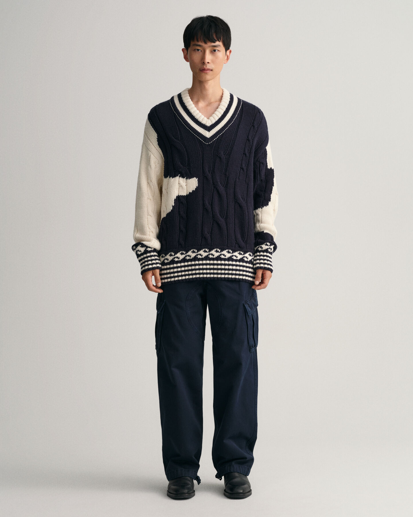 V-kauluksinen intarsianeulepusero