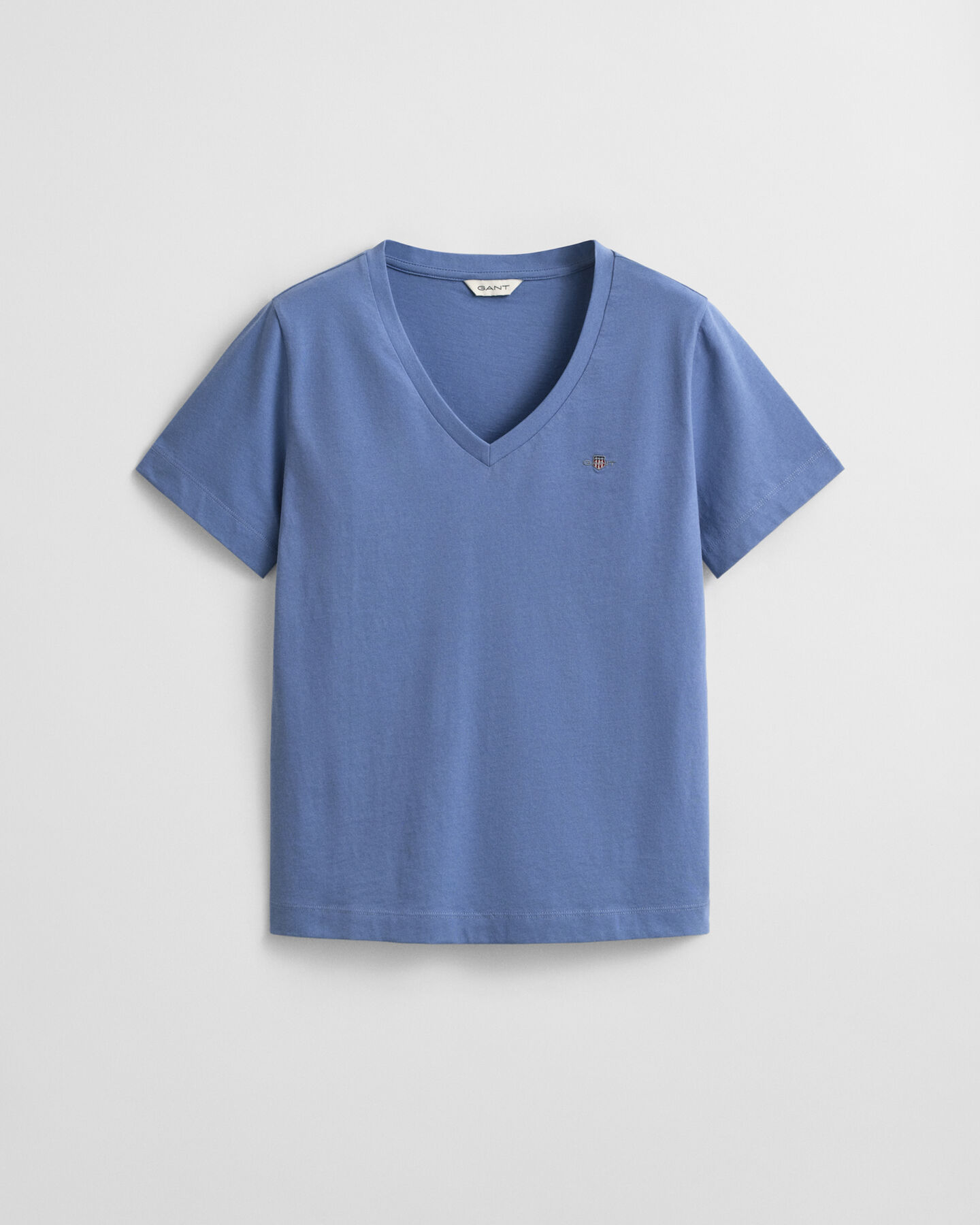 Shield-t‑paita, jossa v-pääntie