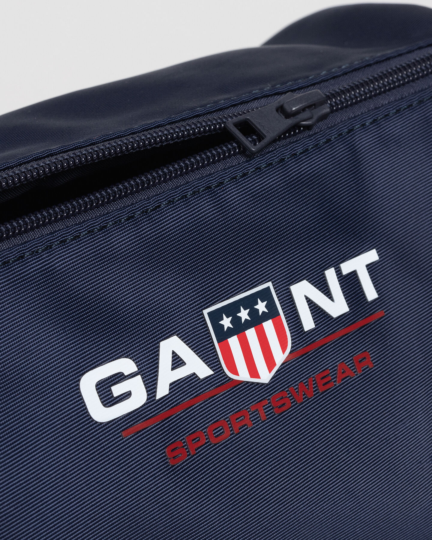 Teens-malliston Retro Shield ‑toilettilaukku