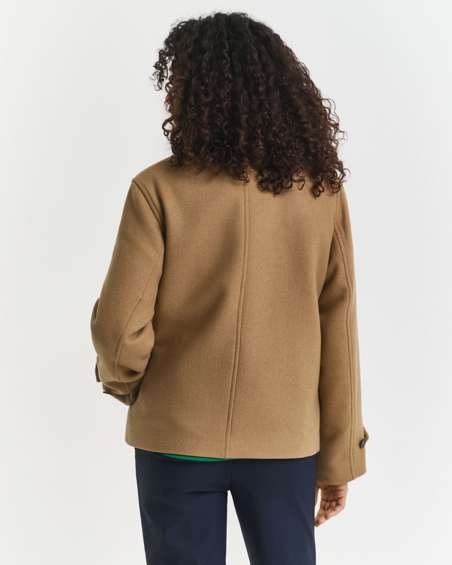 Lyhyt villasekoitteinen autotakki