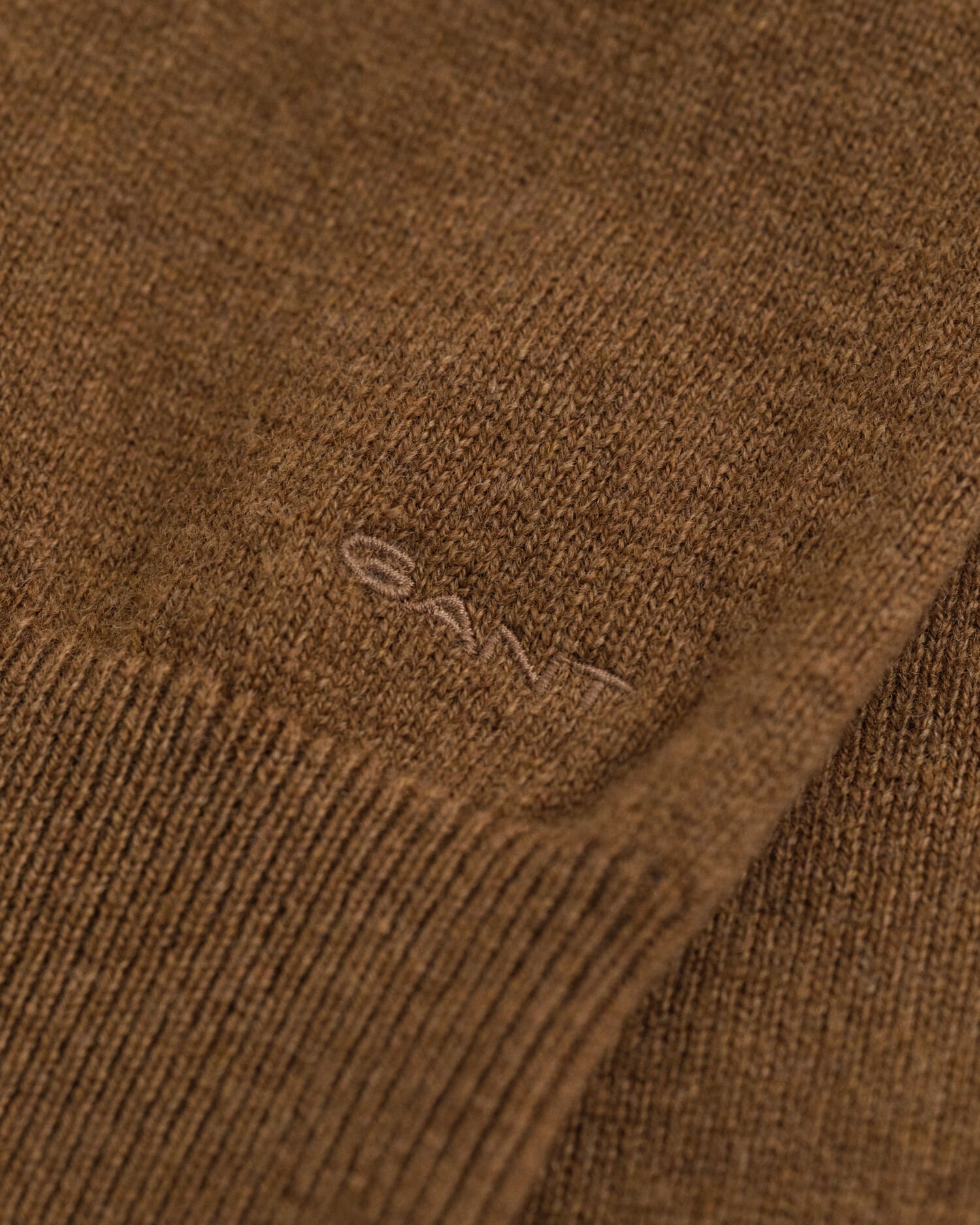 Karitsanvillainen neulemekko