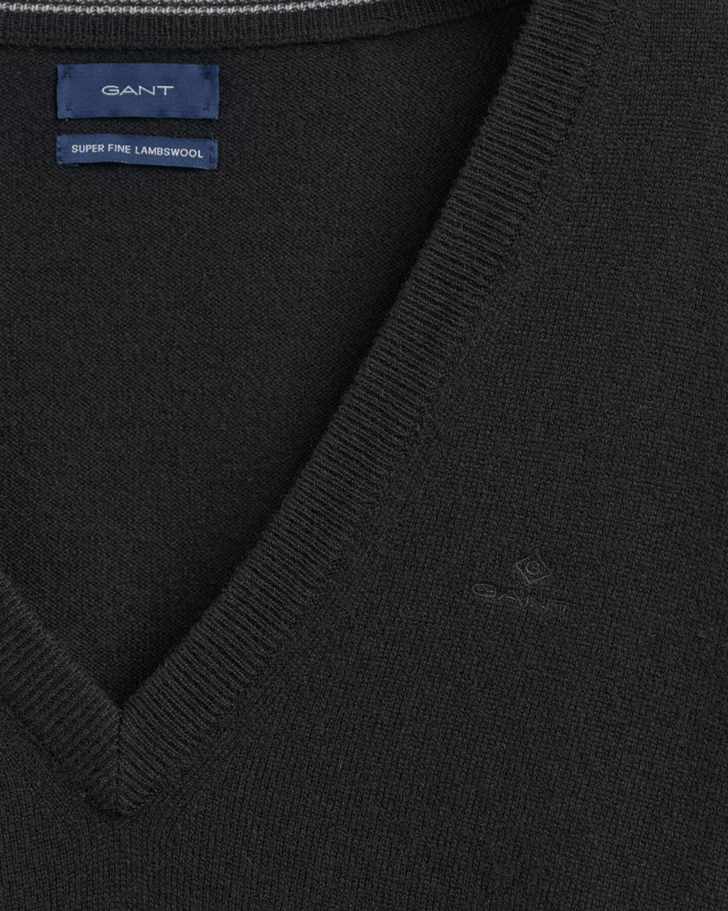 V‑neulepusero erittäin hienosta lampaanvillasta