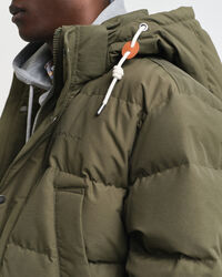 Paksu keskipitkä untuvatakki