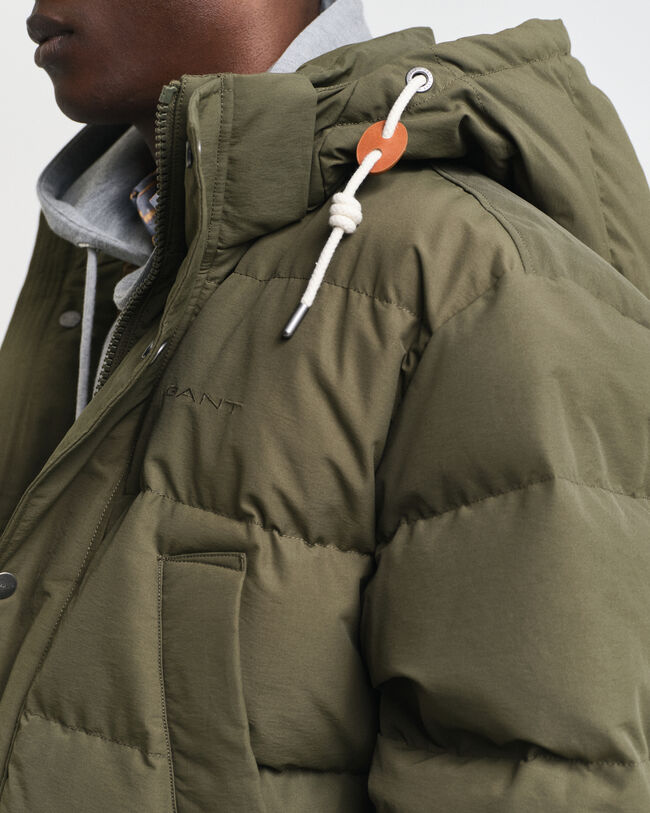 Paksu keskipitkä untuvatakki