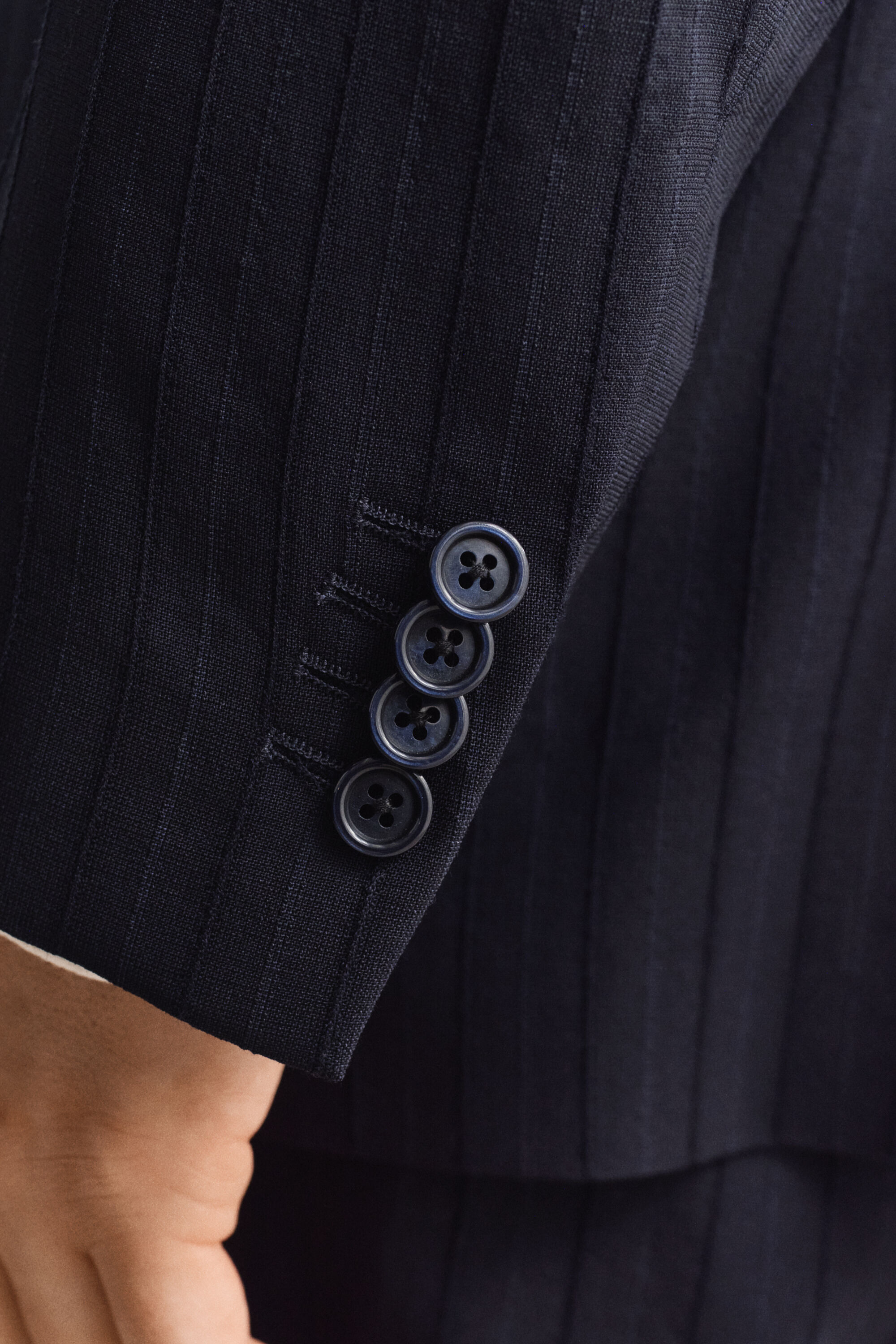 Hillityn sävyinen liituraidallinen puvuntakki