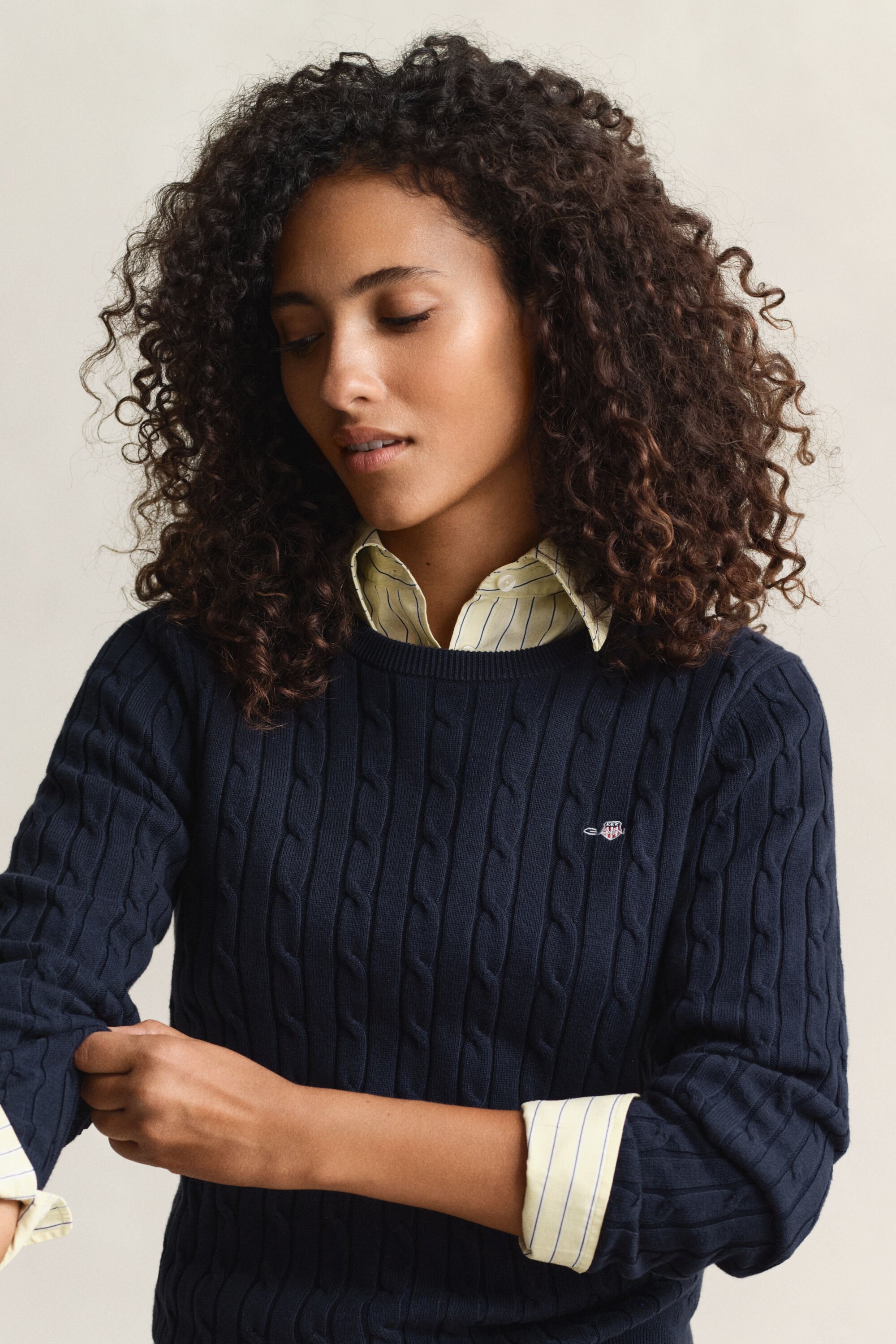 Palmikkoneule, jossa pyöreä pääntie