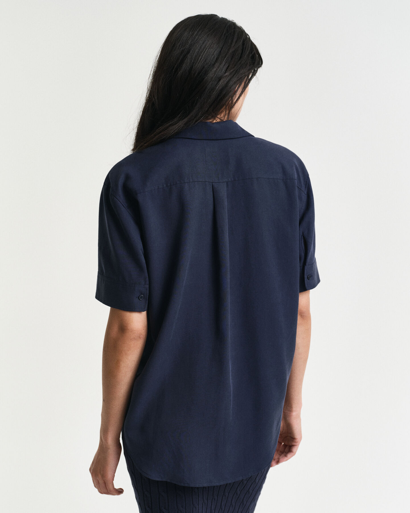 Relaxed fit ‑mitoitettu taskullinen paita