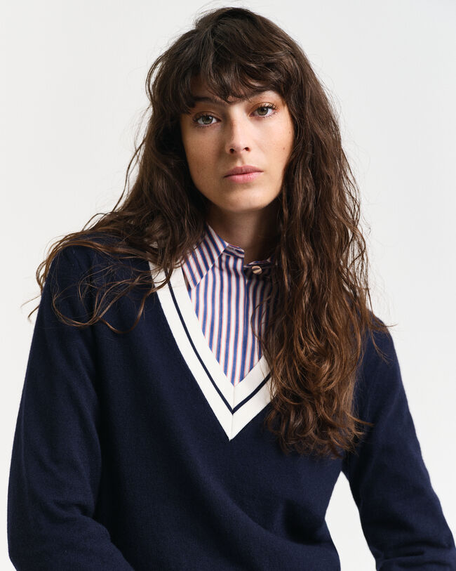 Kontrastivärinen v-neulepusero