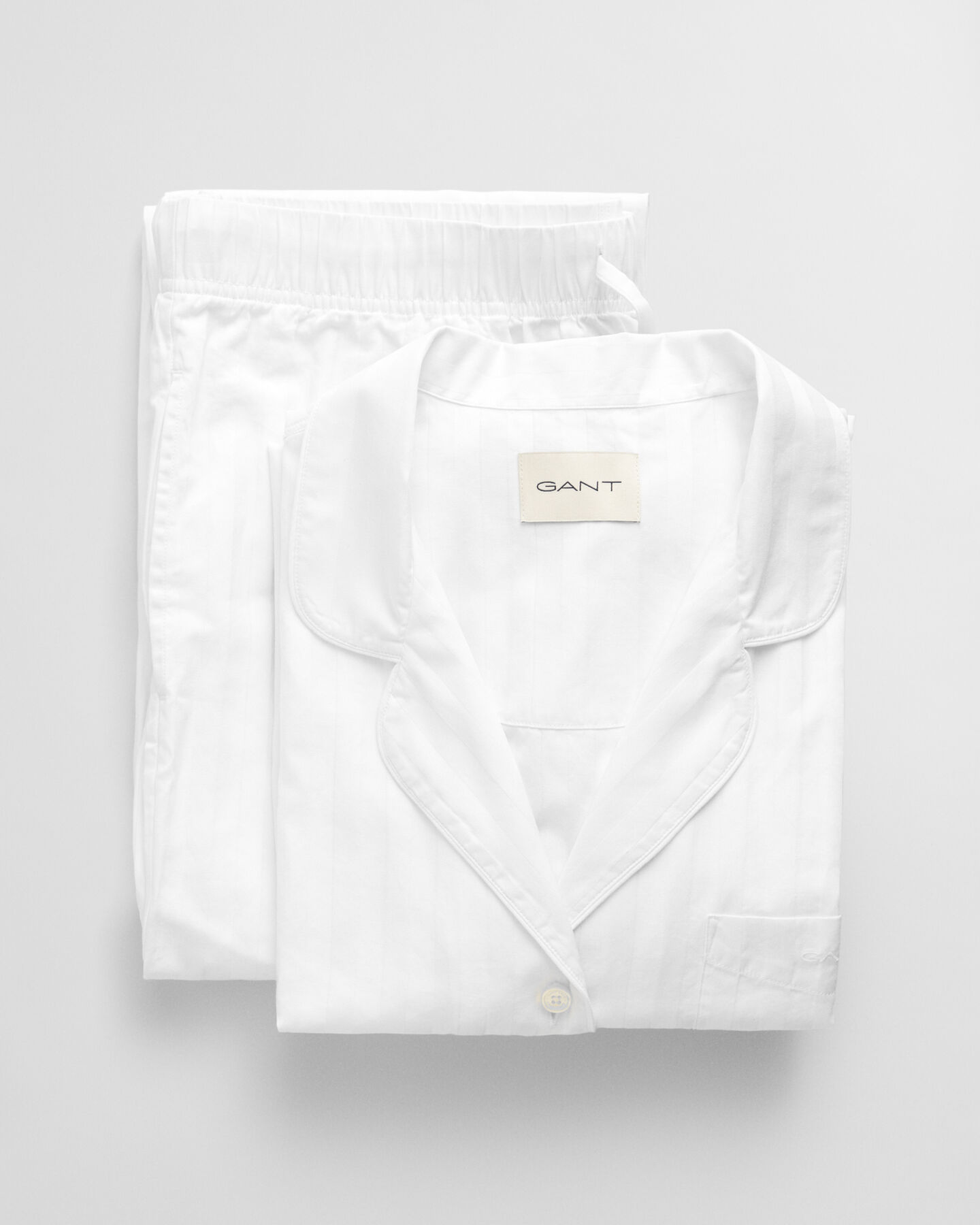 Raidallinen pyjama lahjapakkauksessa