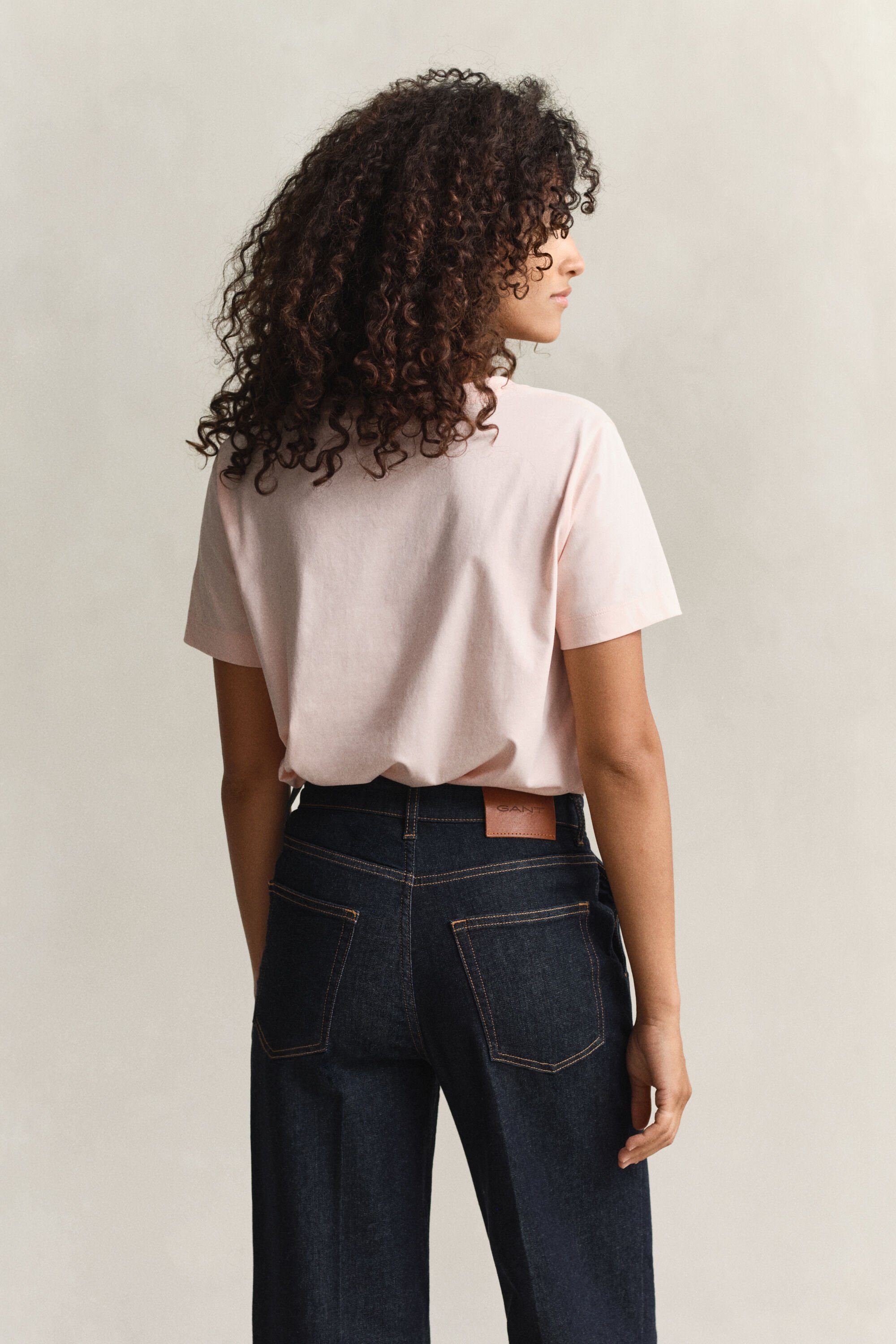 Shield-t‑paita, jossa v-pääntie