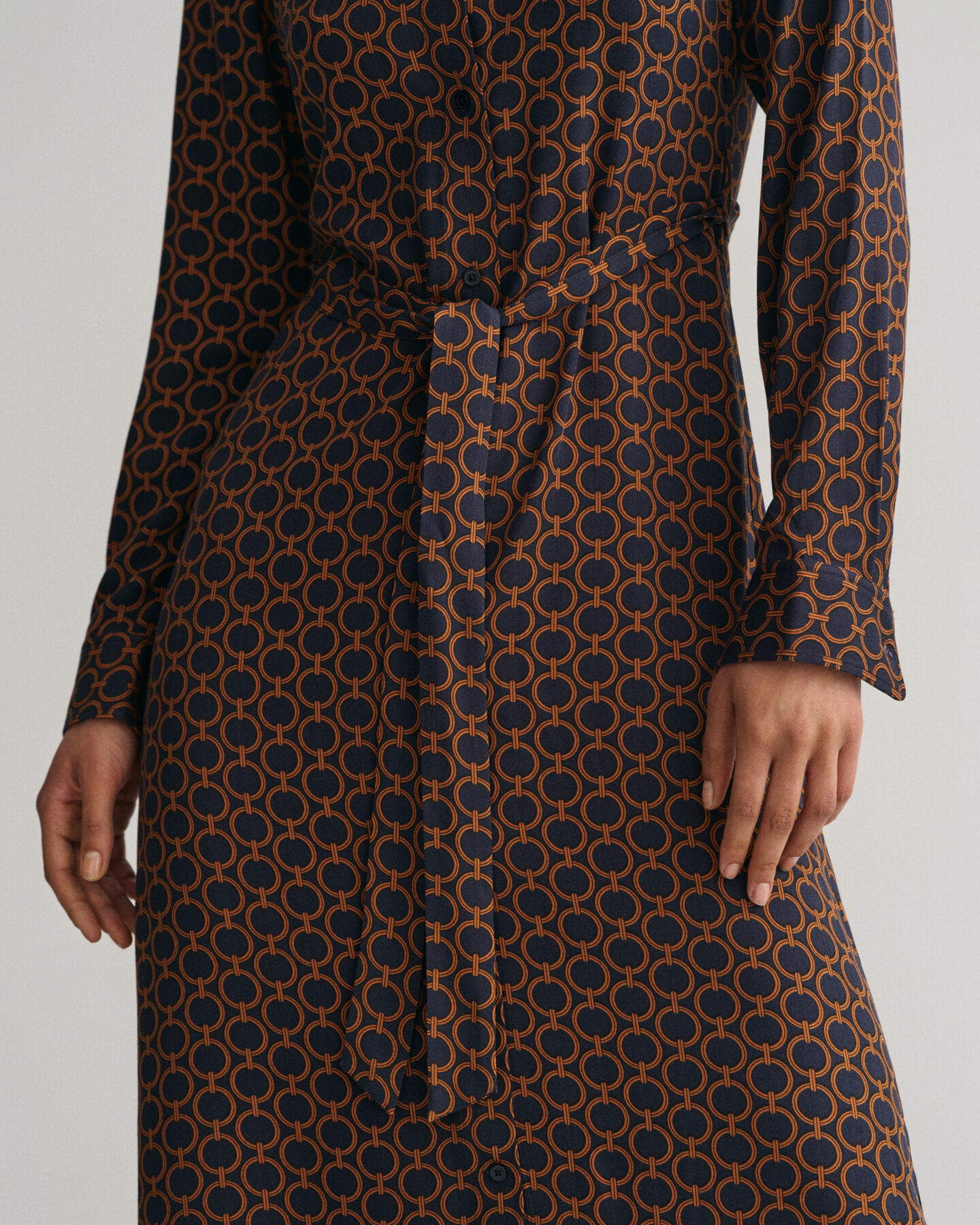 Slim&nbsp;fit ‑mitoitettu geometrisesti kuvioitu paitamekko