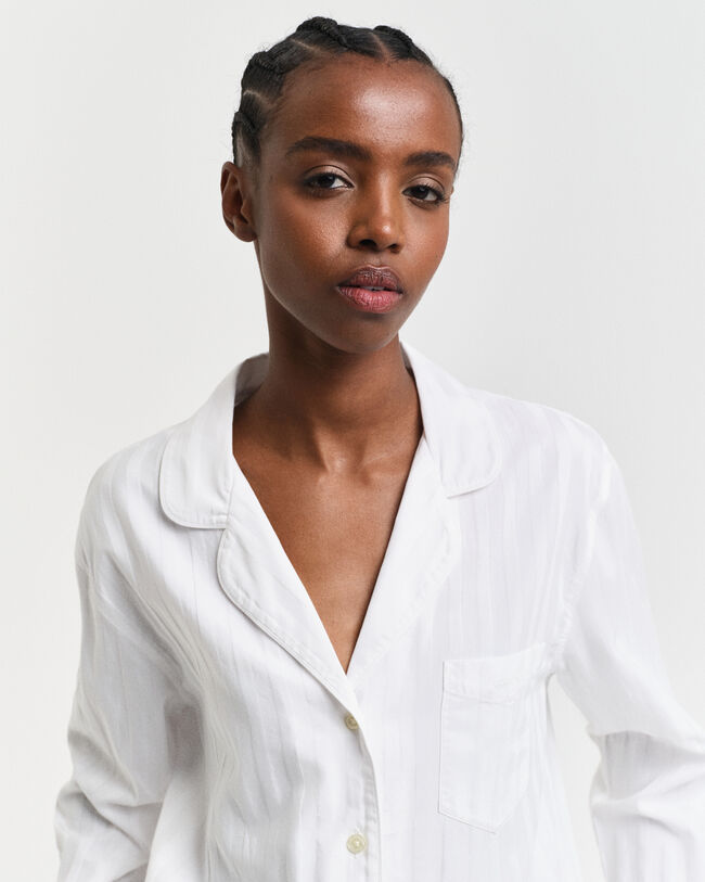 Raidallinen pyjama lahjapakkauksessa