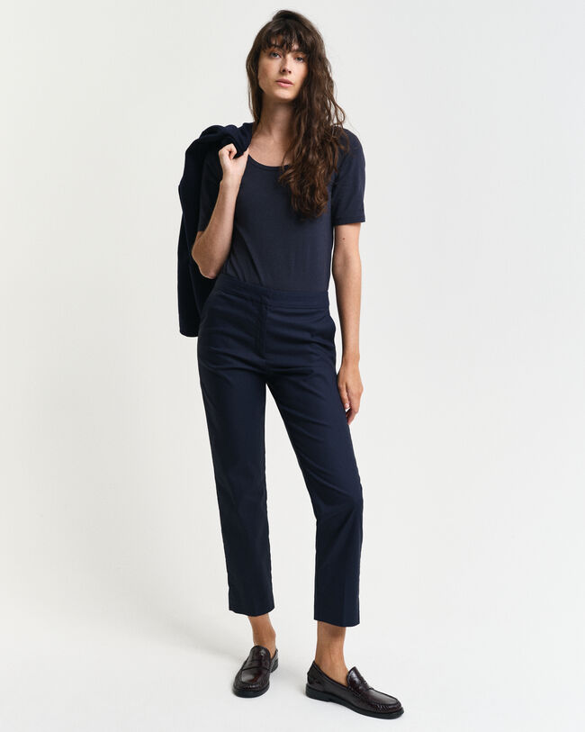 Syvään uurrettu pusero