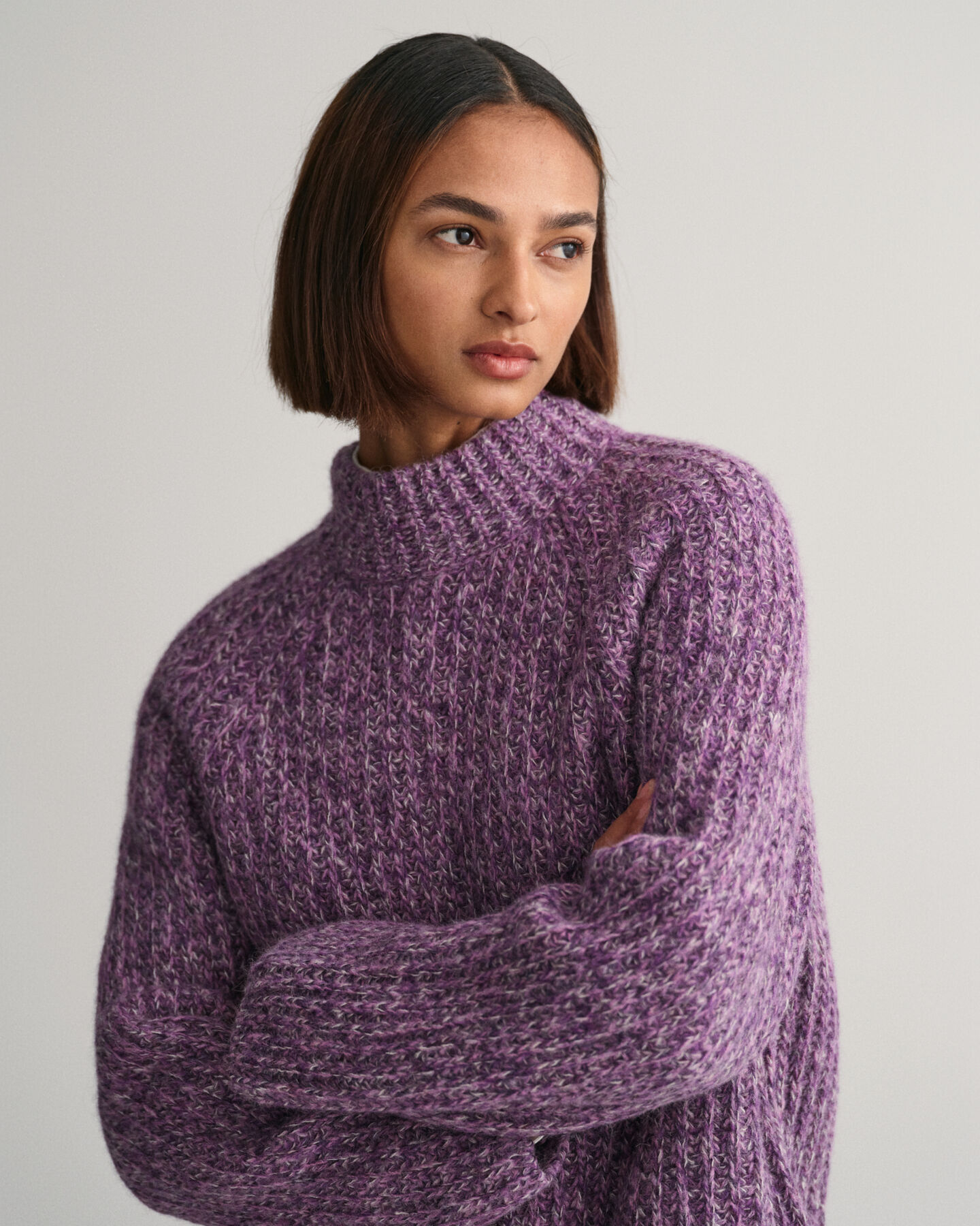 Monis&auml;vyinen pystykauluksinen neulepusero