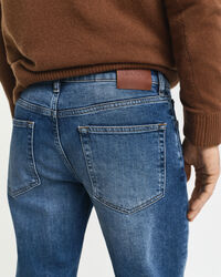 Slim fit ‑mitoitetut farkut