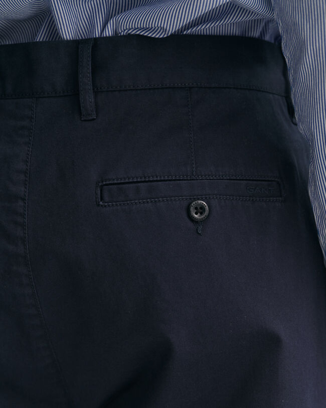 Slim fit ‑mitoitetut, laskokselliset tvillichinot