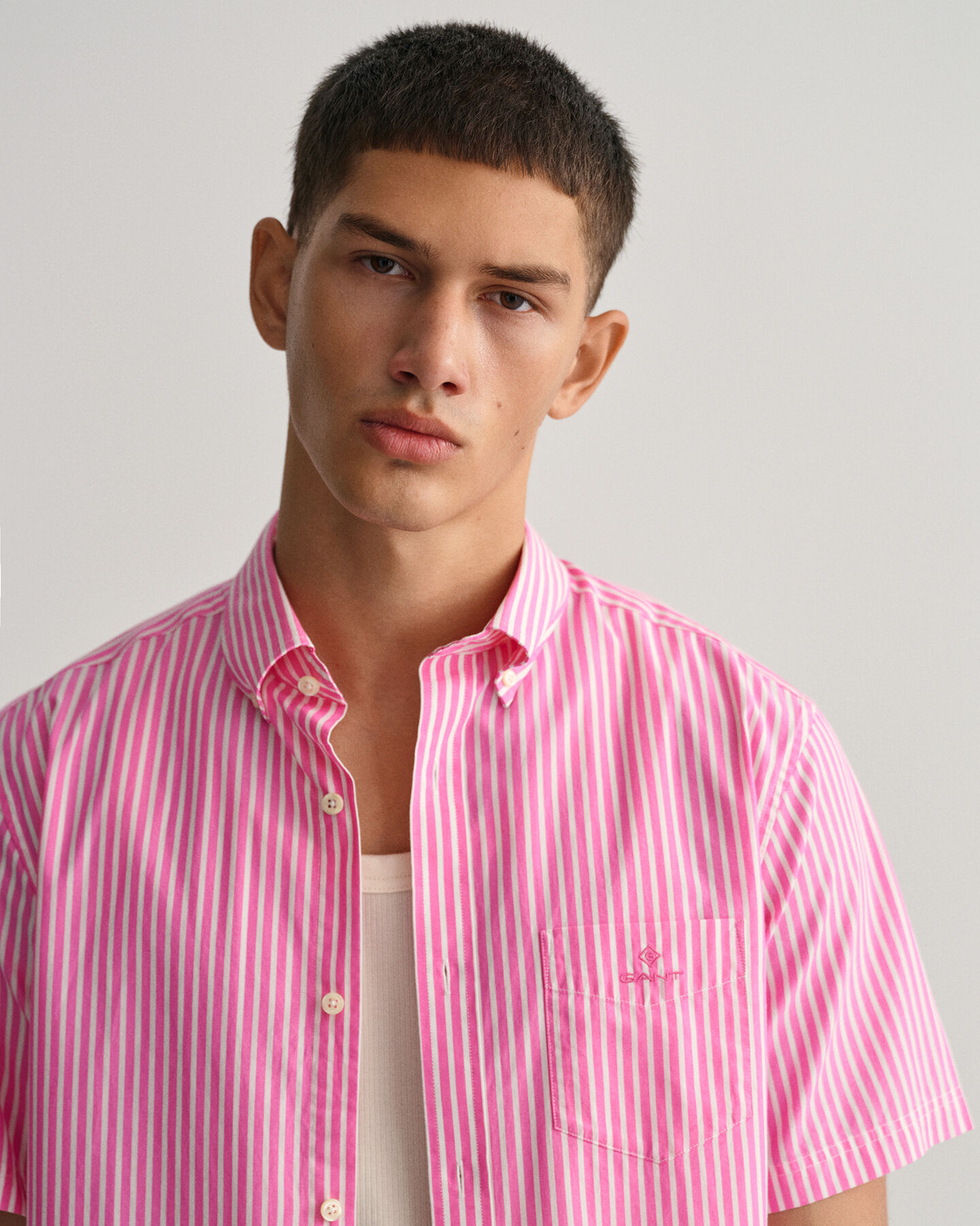 Lyhythihainen, regular fit ‑mitoitettu raidallinen broadcloth-paita