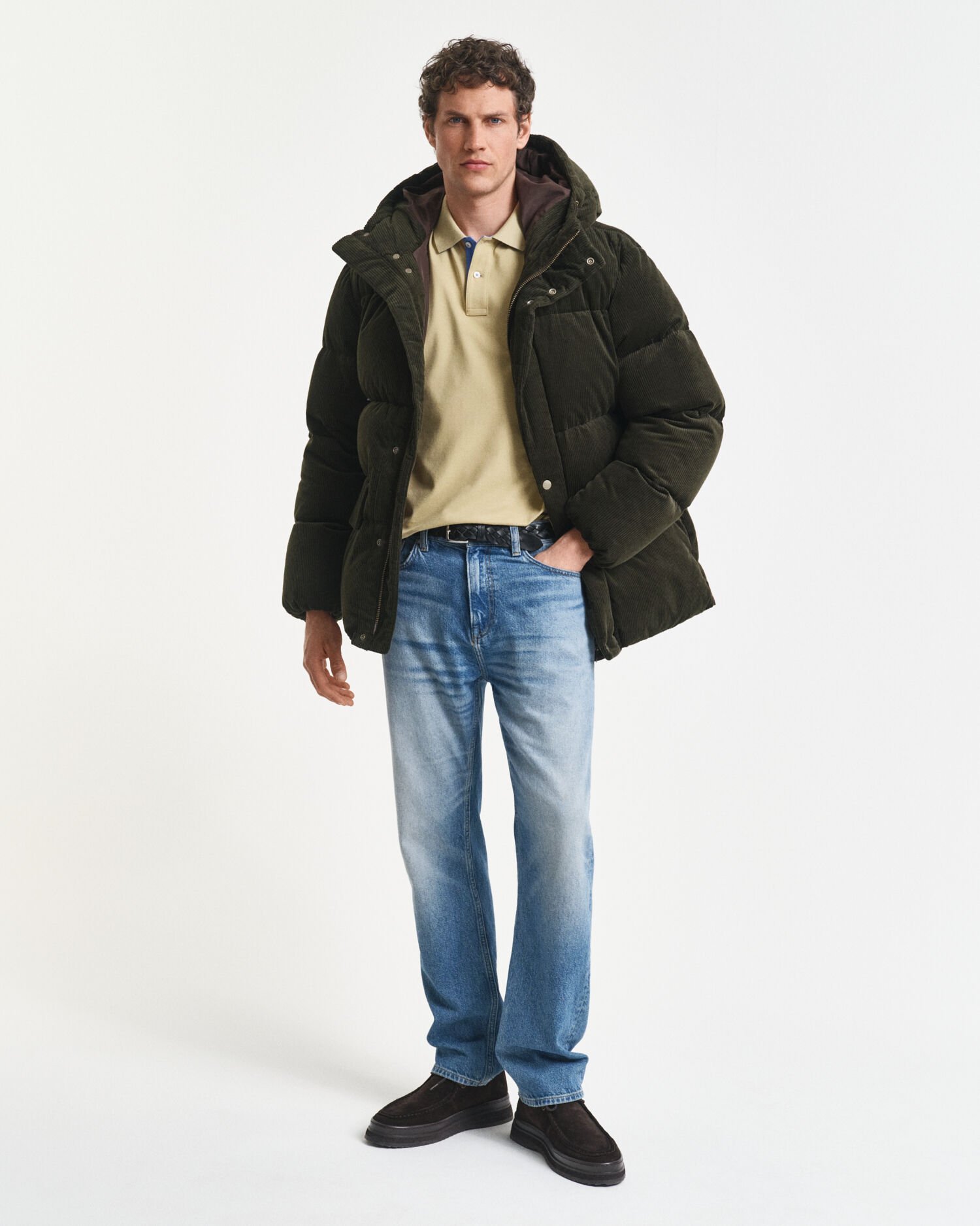 Kontrastivärinen pikeepaita