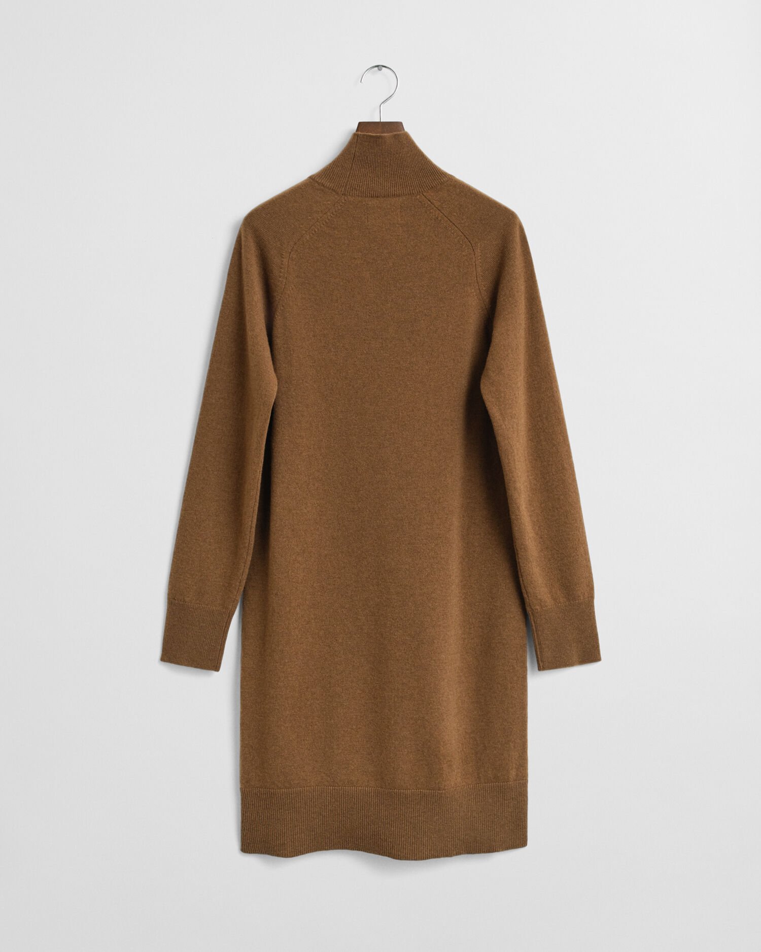 Karitsanvillainen neulemekko