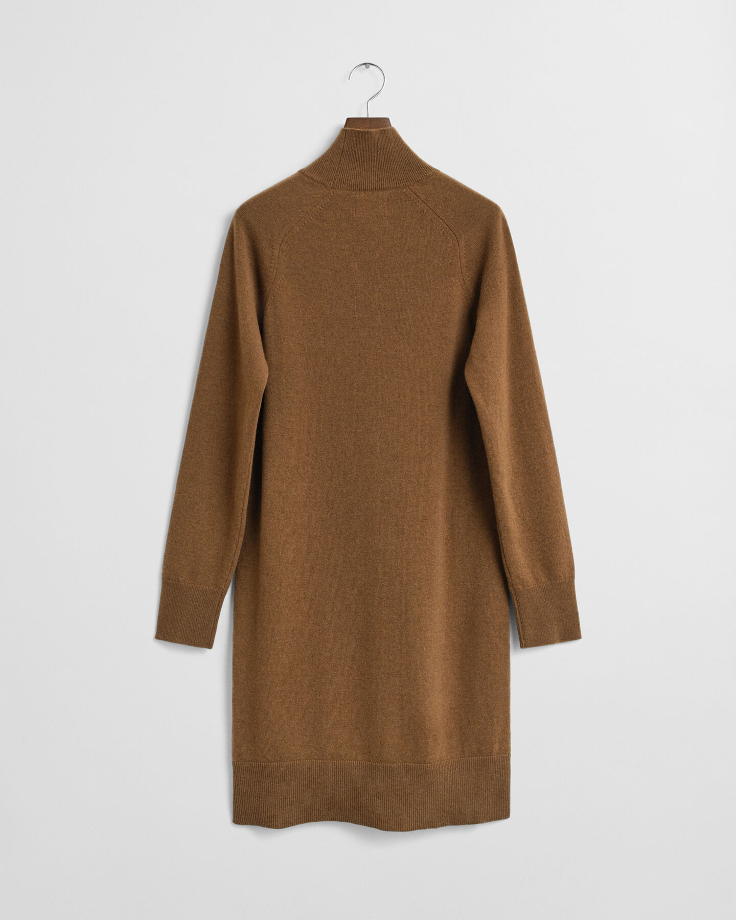 Karitsanvillainen neulemekko