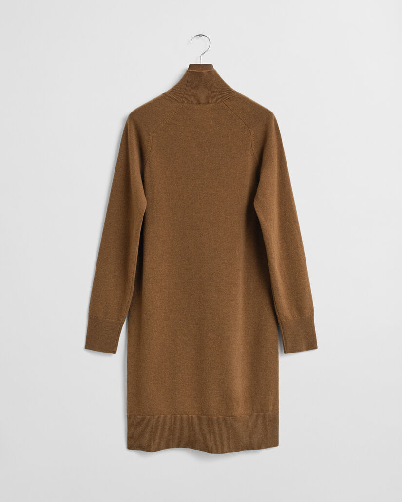 Karitsanvillainen neulemekko