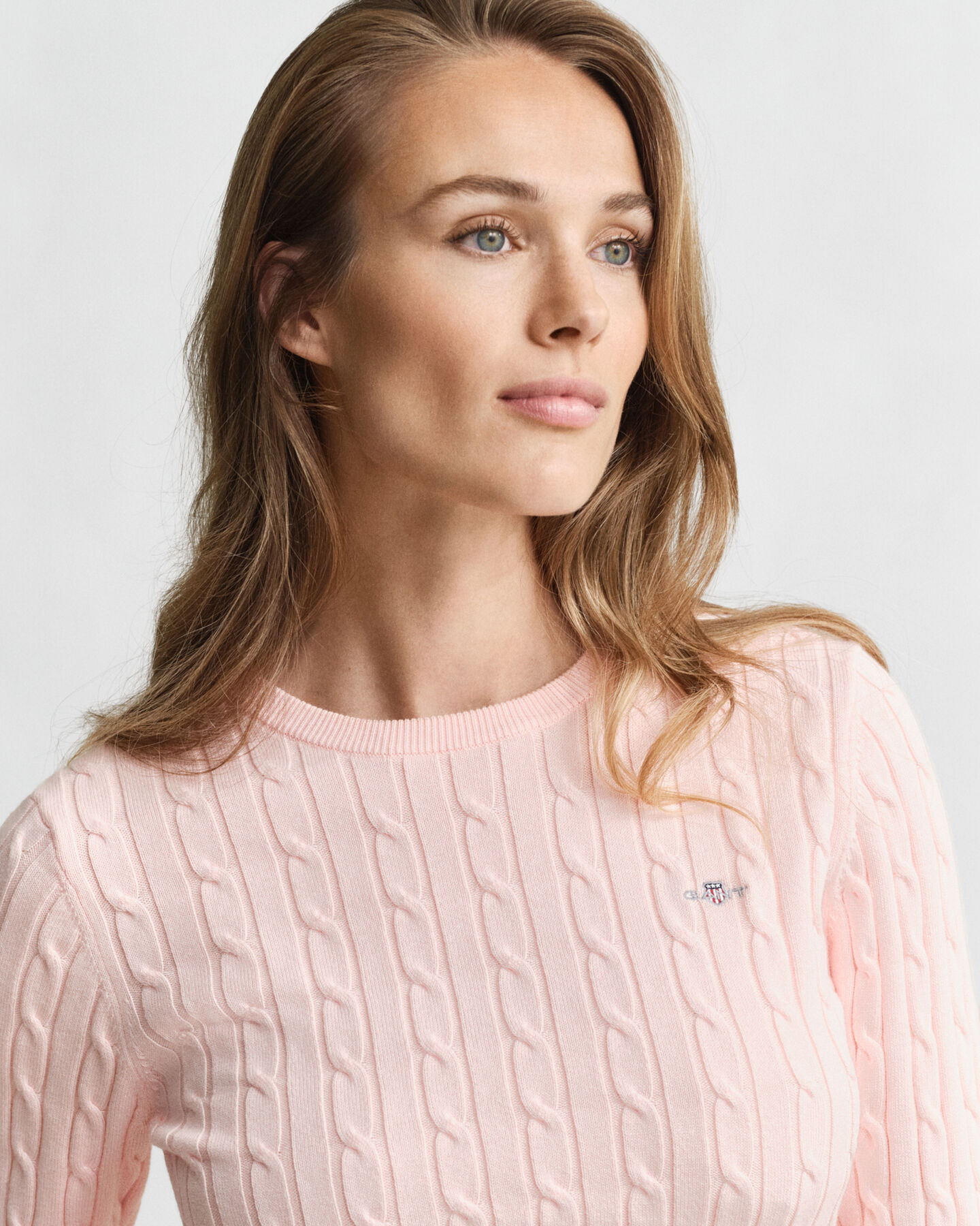 Joustopuuvillainen palmikkoneulepusero, jossa pyöreä pääntie