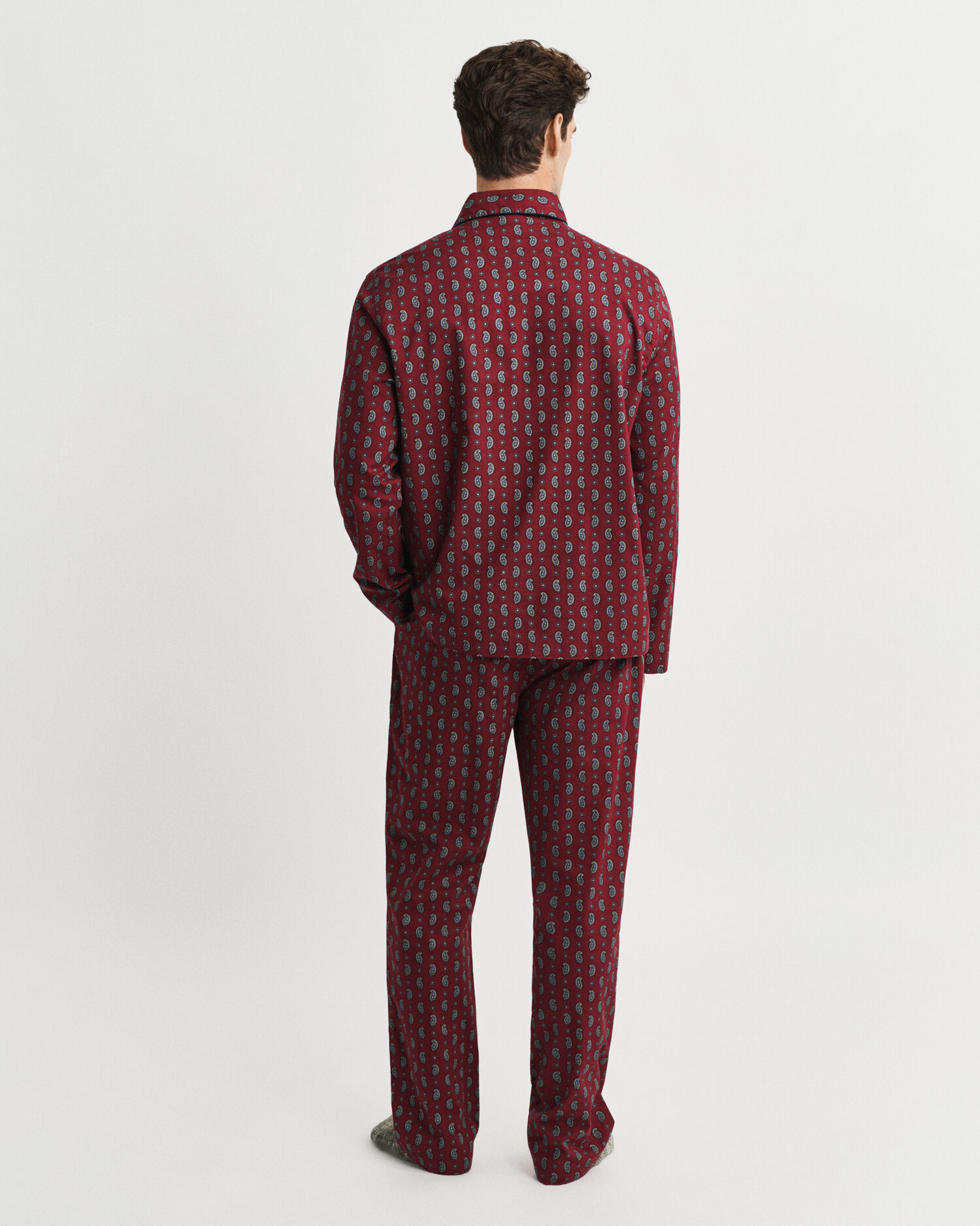 Paisley-pyjama lahjapakkauksessa