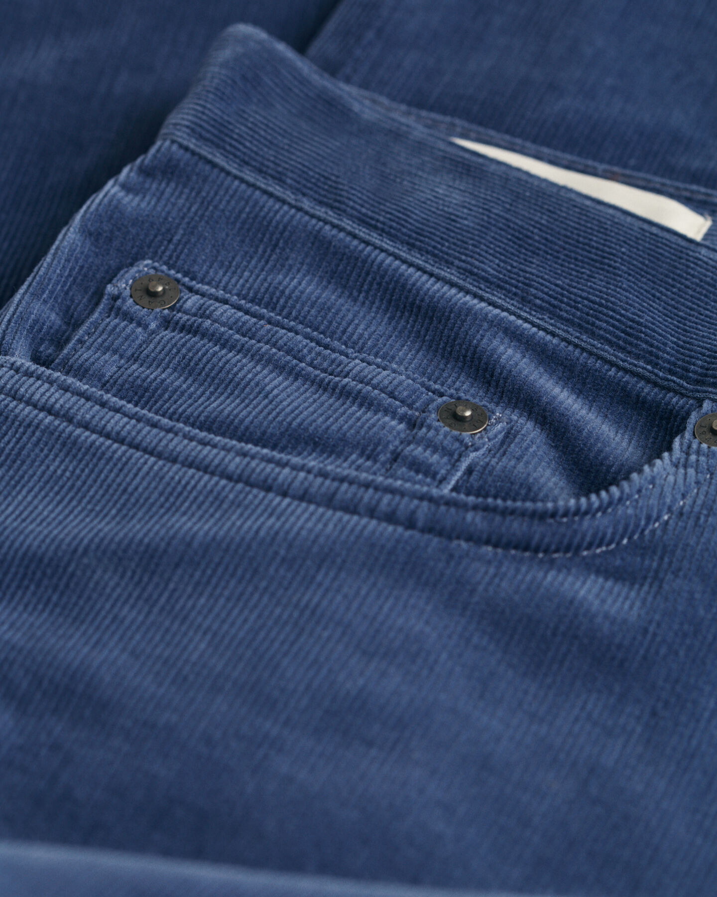 Slim&nbsp;fit ‑mitoitetut vakosamettifarkut