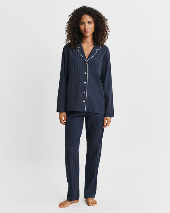 Raidallinen satiinipyjama lahjapakkauksessa