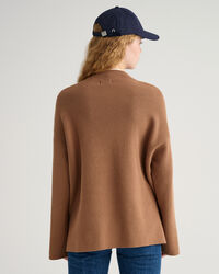 Joustinneulepusero kilpikonnakauluksella