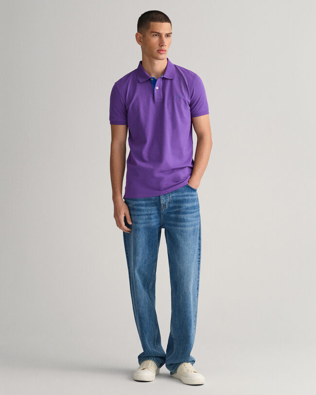 Pikeepaita kontrastiv&auml;risell&auml; kauluksella