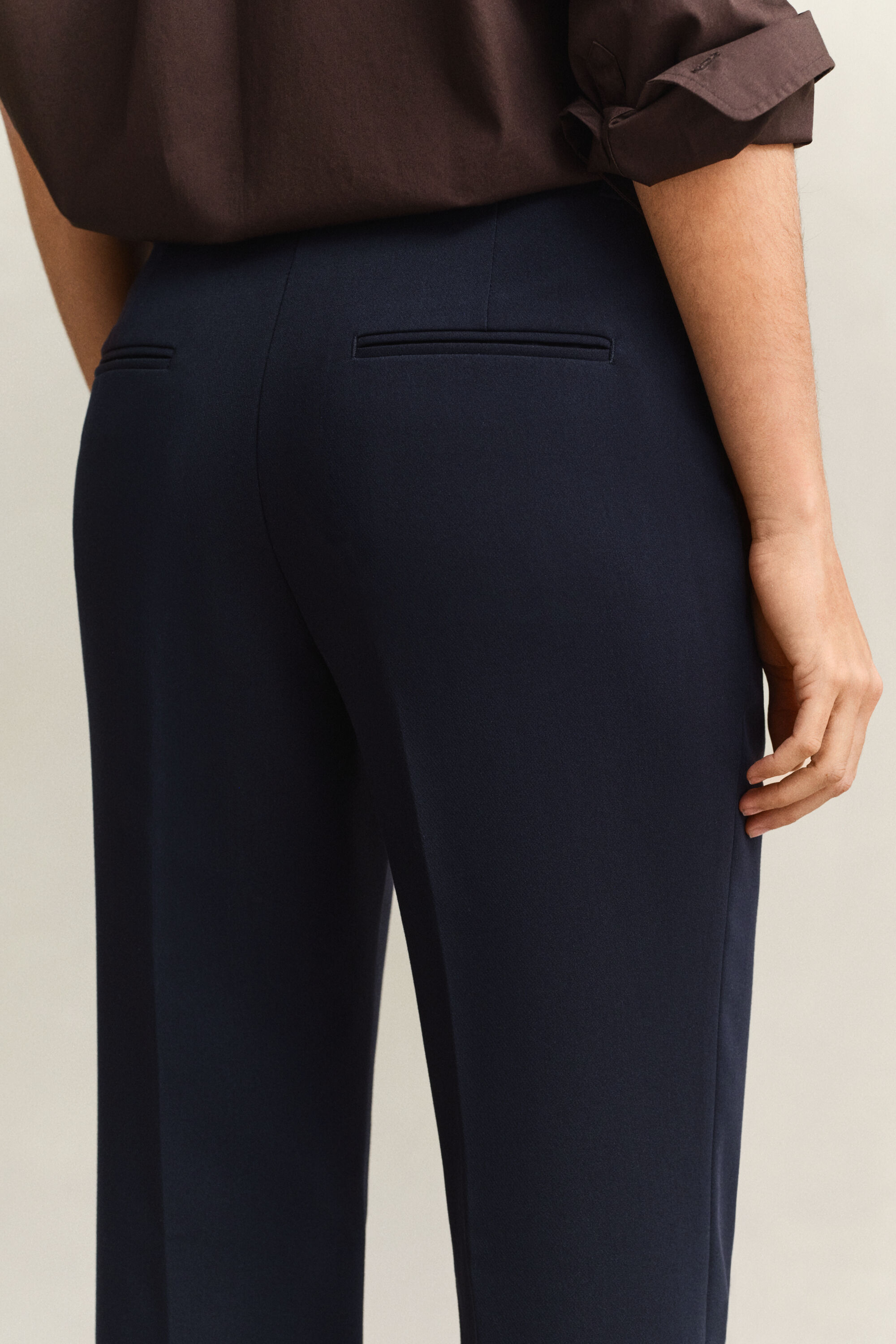 Slim fit ‑mitoitetut alaspäin levenevät housut