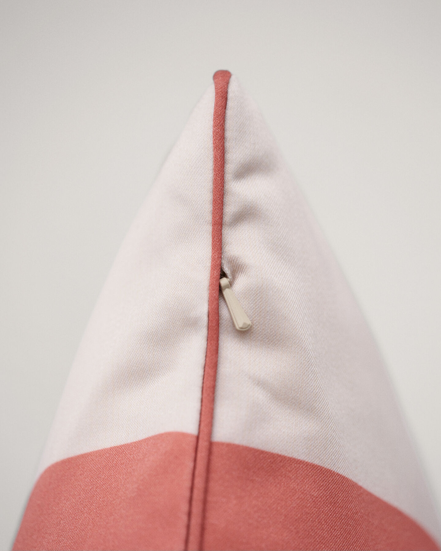 Bold Stripe ‑tyynynpäällinen