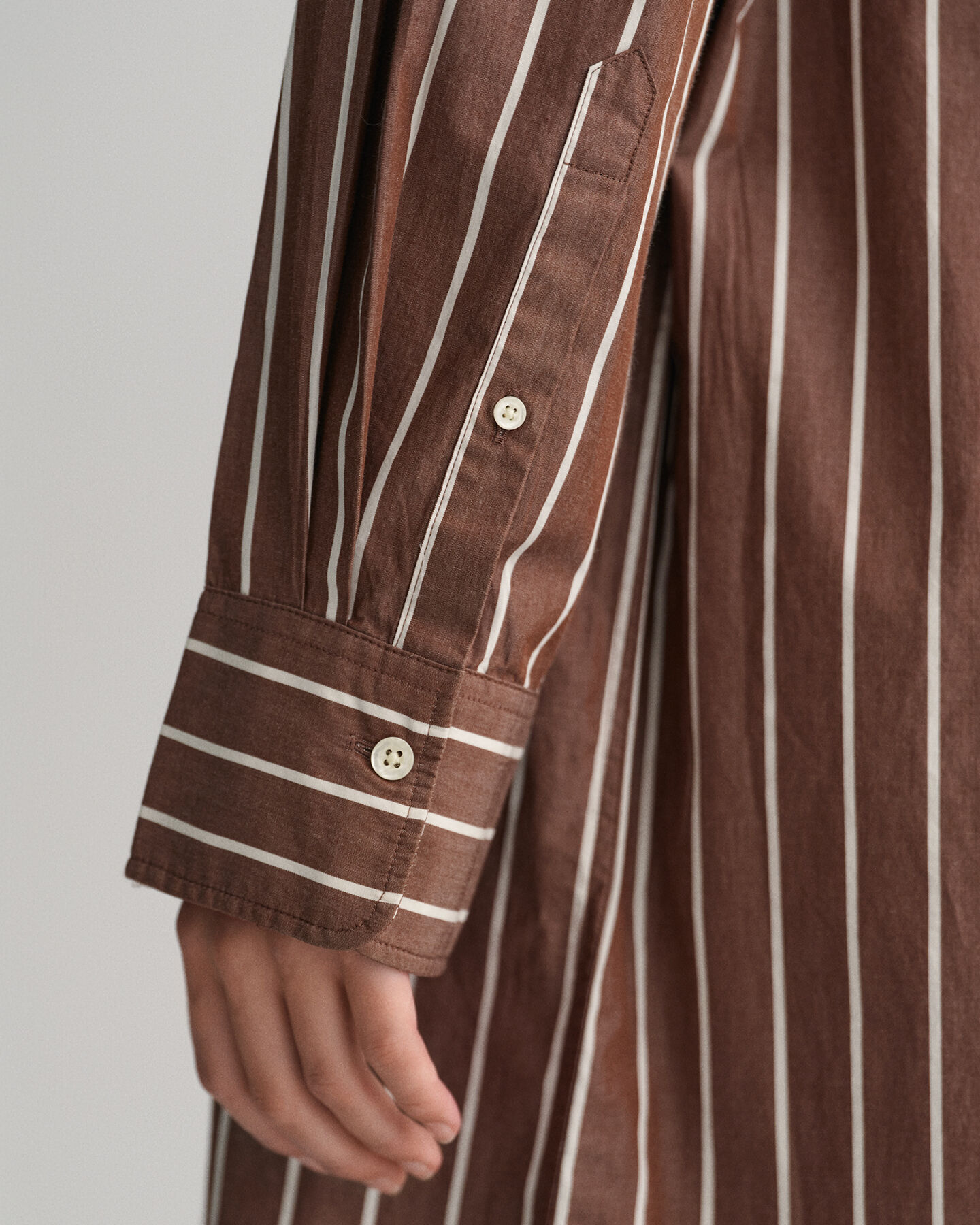 Oversized fit -mitoitettu raidallinen paitamekko