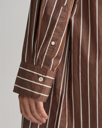 Oversized fit -mitoitettu raidallinen paitamekko