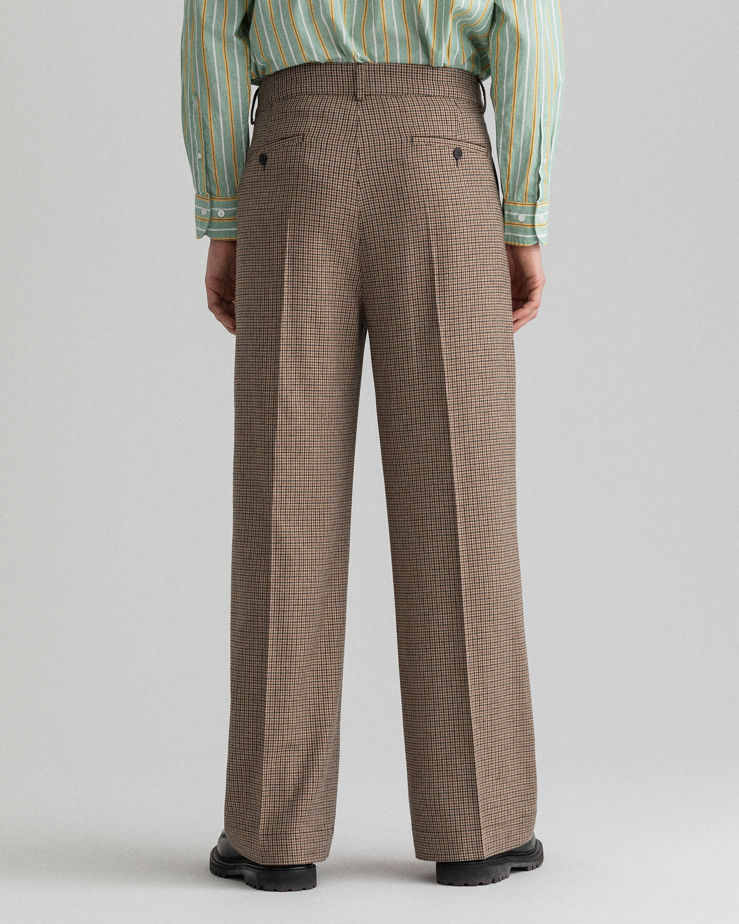 Laskostetut ruudulliset puvunhousut