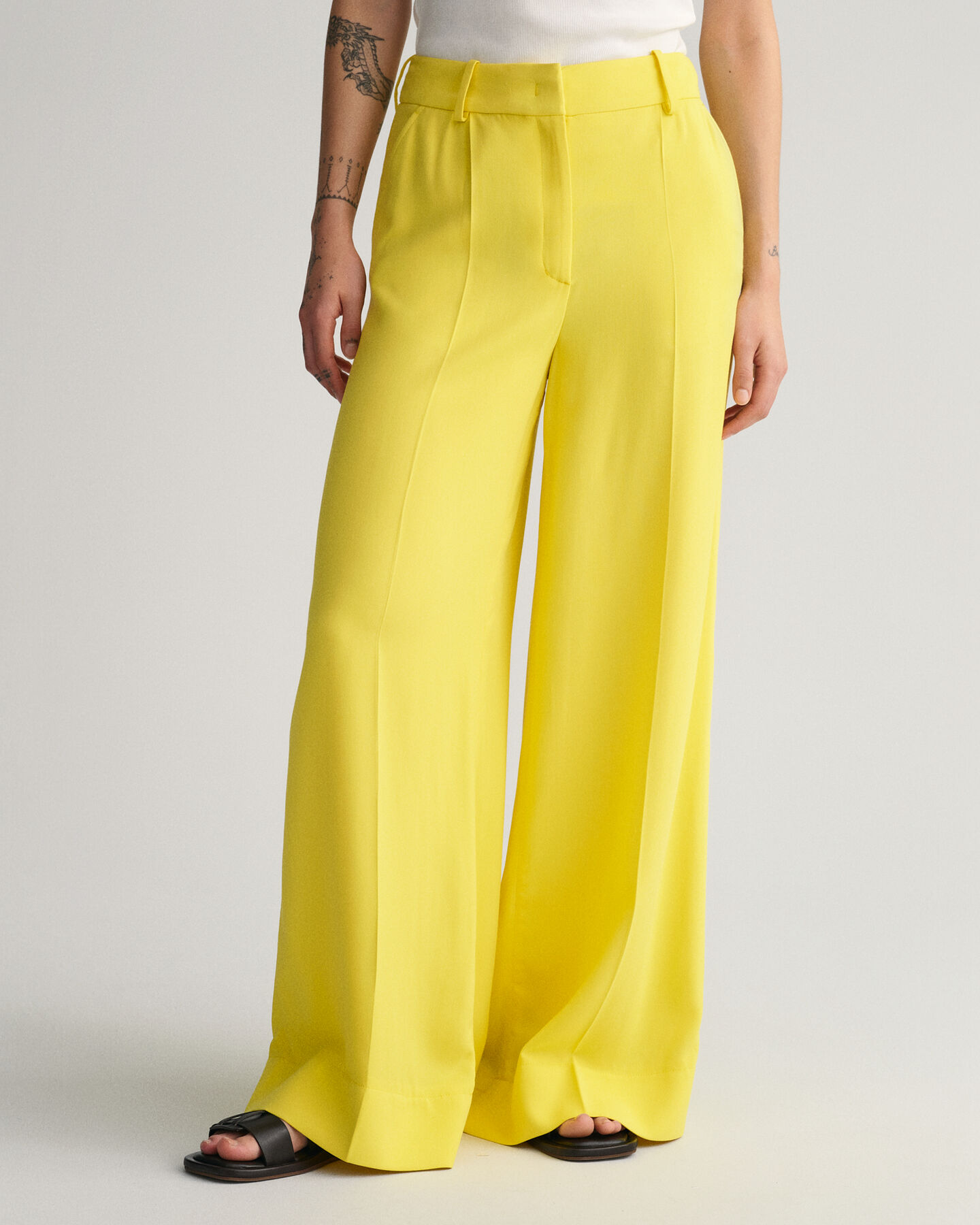 Leveälahkeiset housut