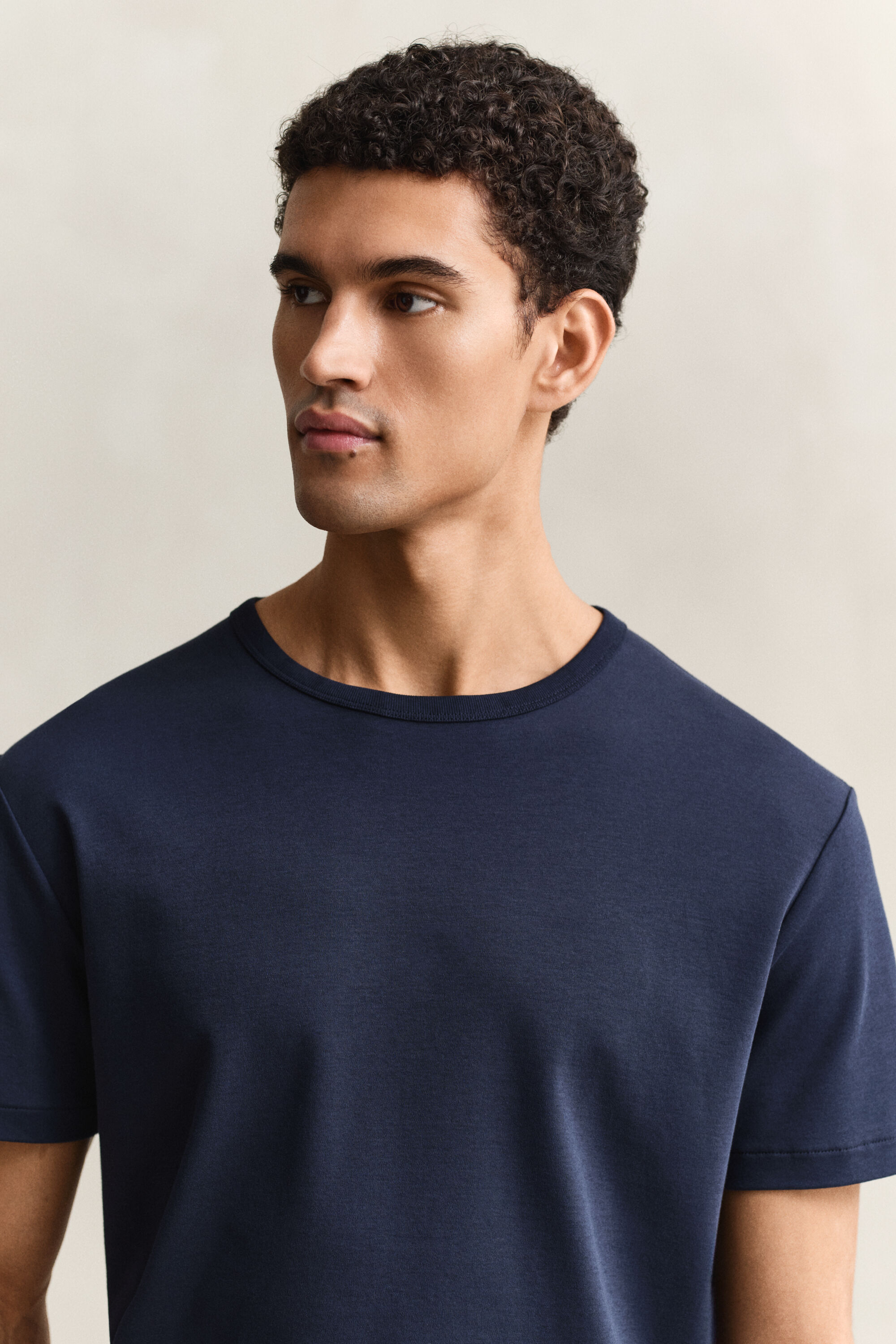 Collegeneulos-t‑paita